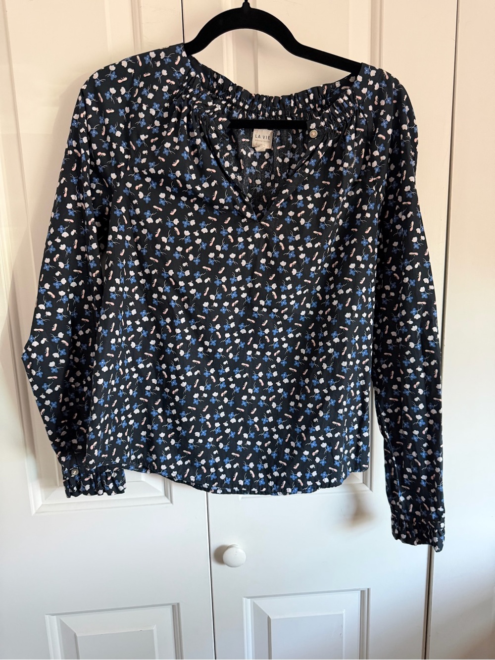 La Vie Black Floral Print Long-Sleeve Blouse
